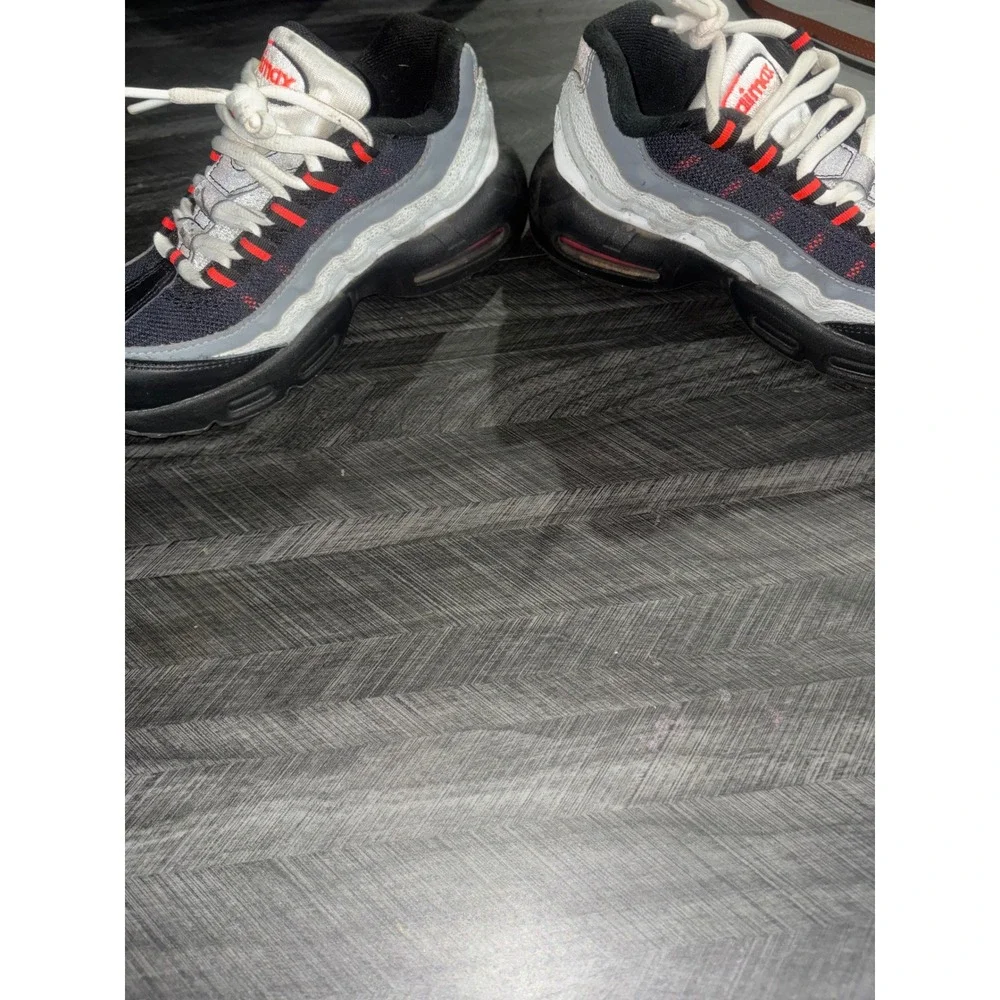 Nike Air Max 95 GS Black Wolf Grey Bright Crimson Sneakers Youth 2.5Y 307565-024